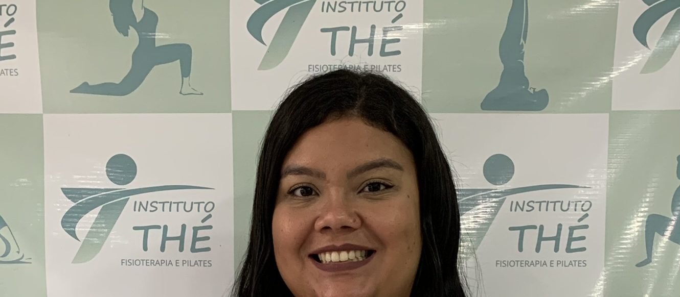 Fisioterapeuta do Instituto Thé de jaleco branco no espaço da clínica
