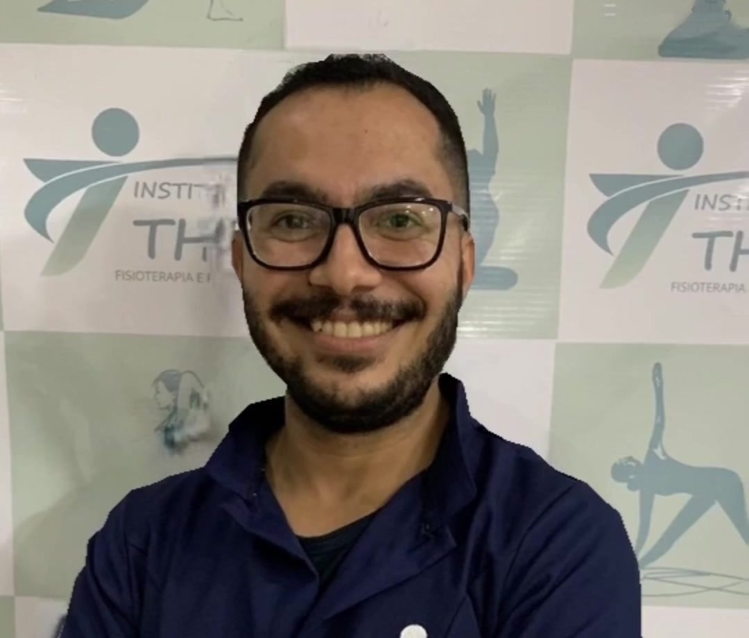 Fisioterapeuta da equipe do Instituto Thé com uniforme azul-marinho