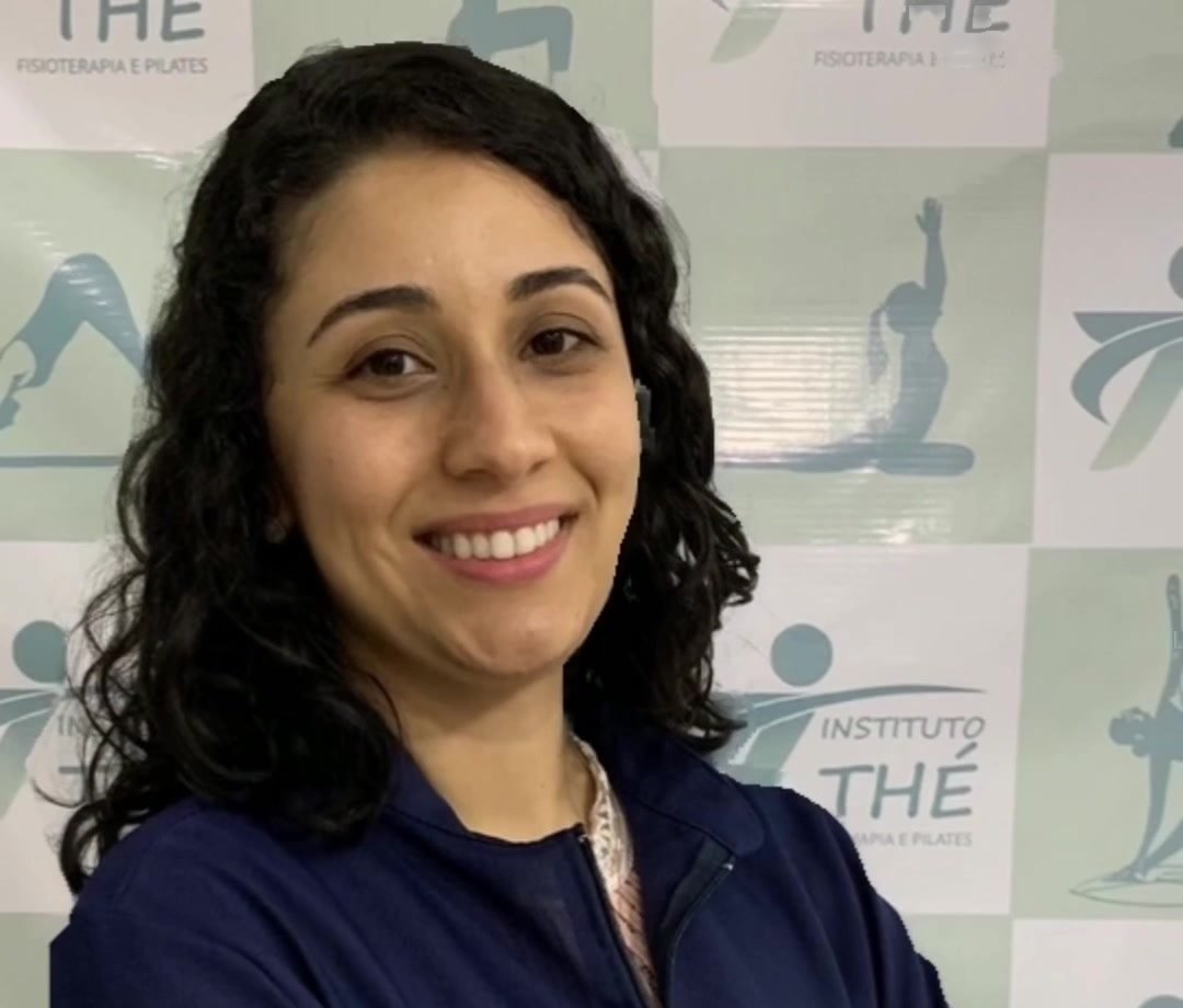Profissional da equipe do Instituto Thé com uniforme azul-marinho