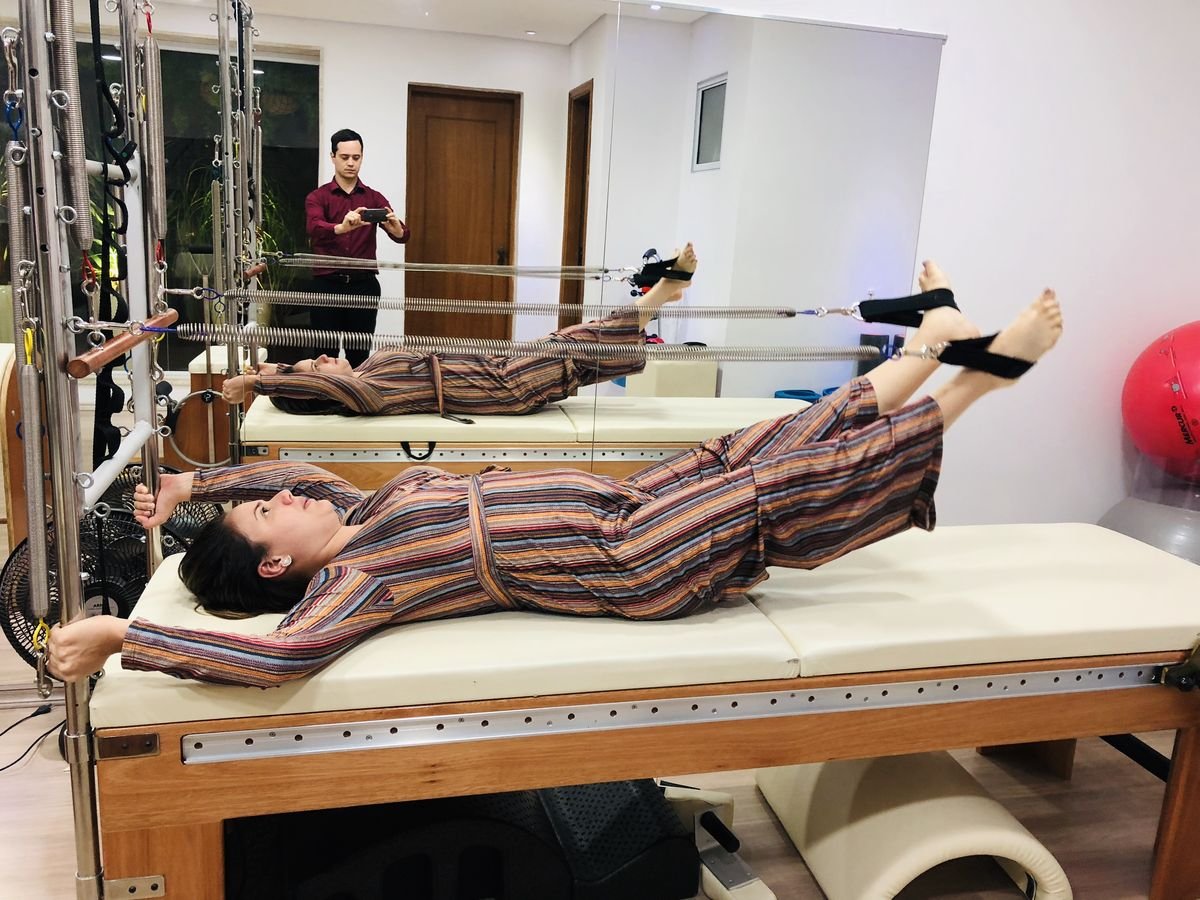 Sessão de Pilates no Cadillac no Instituto Thé
